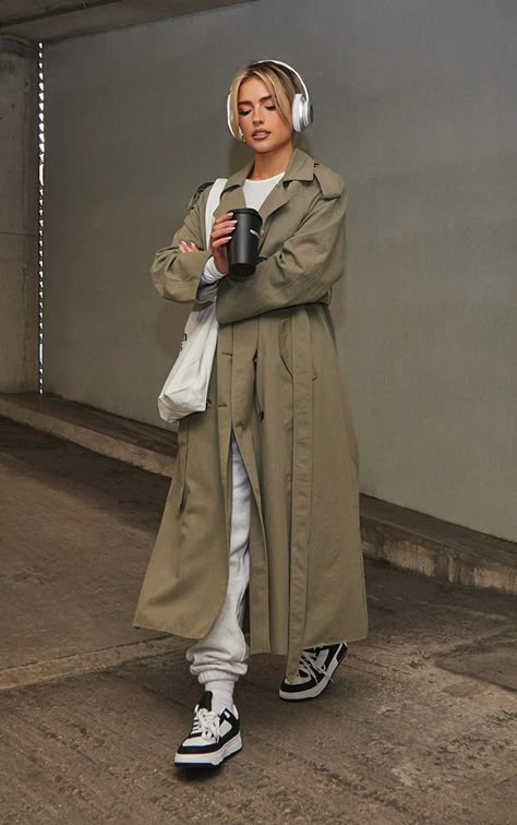 Oversized Trench Coat Outfits, Green Trench Coat Outfit, Khaki Trench Coat Outfit, Long Trench Coat Outfit, Trench Styling, Green Coat Outfit, Trench Coat Outfit Spring, Trench Coat Outfits, Trench Coat Street Style