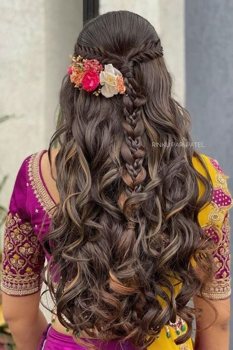 Curly hair girls, this one's for you! Yes, we've gone around picking the latest & most trending hairstyles for curly hair to help you look gorgeous! Scroll to find your perfect match. Simple Braid Hairstyle, Hairstyle Indian Wedding, Indian Wedding Hair, Hairstyle Indian, Reception Hairstyles, Hair Style On Saree, Long Bridal Hair, Beautiful Wedding Hair, Bridal Hairdo