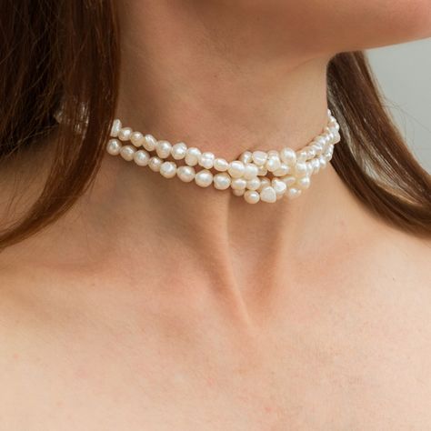 A modern white or pink pearl choker necklace with a hand tied love knot. Finished with a heart shaped clasp in silver or gold. Show your love for her on Valentines or her birthday. Pearl Choker Outfit, Flower Necklace Diy, Choker Outfit, Wedding Choker Necklace, Colar Chocker, Diy Choker, Choker Necklace Designs, Pearl Love, Love For Her