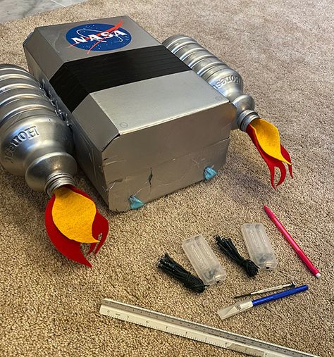 DIY Light-Up Astronaut Jet Pack – Today I need a… Jetpack Diy, Astronaut Fancy Dress, Diy Astronaut Costume, Halloween Astronaut, Astronaut Diy, Kids Astronaut Costume, Recycled Costumes, Space Crafts For Kids, Jet Pack