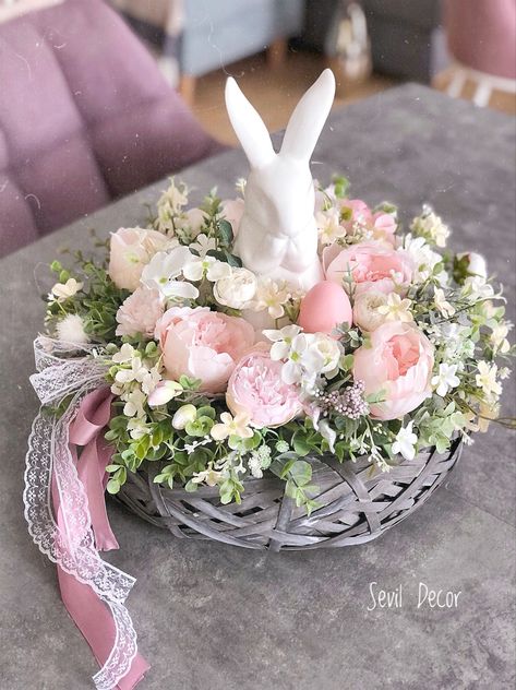 Easter Floral Decorations, Easter Floral Arrangement, Easter Flower Arrangements, Easter Arrangement, Easter Bunny Cake, Easter Spring Wreath, Tafel Decor, Easter Craft Decorations, Easter Tablescapes