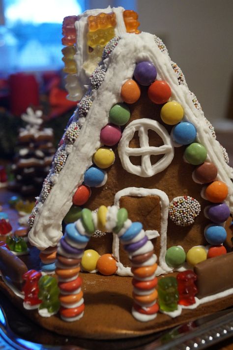 Bau dein eigenes Lebkuchenhaus und erfülle dir einen Kindheitstraum! Rezept für den Teig und Ideen zum Verzieren gibt's auf unserem Blog.  Build your very own gingerbread house and make all your childhood dreams come true! Easy recipe and lots of pictures to inspire you. Childhood Dreams, Healthy Recipes Easy Snacks, Cake Games, Spice Cupcakes, Easy Smoothie Recipes, Pumpkin Cupcakes, Pumpkin Spice Cupcakes, Healthy Snacks Easy, Halloween Recipes