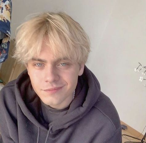 Male Haircut, Bleached Hair Men, Blonde Boy Aesthetic, Men Blonde Hair, Blonde Hair Boy, White Blonde Hair, Straight Blonde Hair, Light Blonde Hair, Platinum Hair