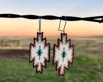 Beadwork Patterns Beading Techniques, Beaded Feathers, Diy Beading, Beads Making, Beaded Earrings Tutorials, Native American Beaded Earrings, Miyuki Delica Beads, Brick Stitch Earrings, Beading Techniques