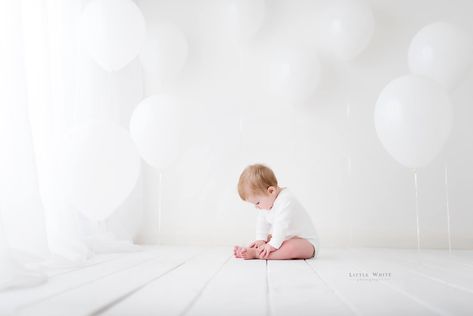 Baby photography minimalist natural white studio light balloons White Balloon Cake Smash, Minimalist First Birthday Photoshoot, All White Photography Studio, White Cake Smash, Light Balloons, Photography Studio Lighting, Photography Minimalist, Balloons Photography, 1st Birthday Pictures