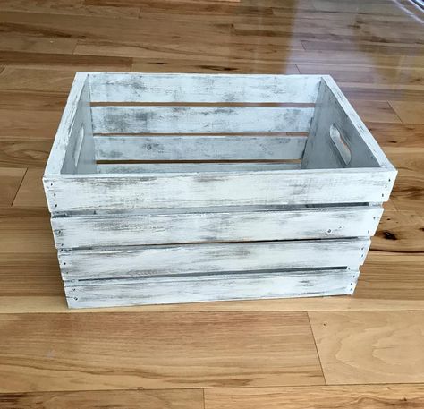 Painted Crates, Wooden Crates Christmas, Crates Ideas, Wooden Crate Boxes, Everyday Crafts, Diy Wooden Crate, Crate Diy, Crate Shelves, Wine Crate