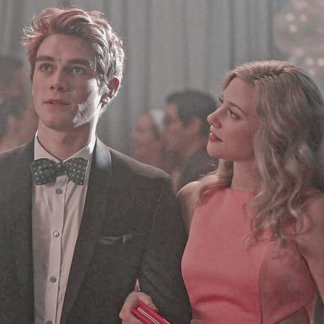 Barchie Riverdale, Betty And Archie, Archie And Betty, Riverdale Aesthetic, Riverdale Memes, Archie Andrews, Riverdale Cast, Betty Cooper, Riverdale