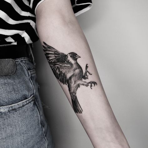 bird tattoo #tattoo #bird #goldfinch #birdtattoo #tattooed #girlswithtattoos Goldfinch Tattoo, European Goldfinch, Tattoo Bird, Remembrance Tattoos, Tattoo Desings, Bird Tattoo, Old Shirts, Goldfinch, Birds Tattoo