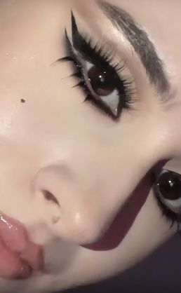 Alternative Eyeliner Ideas, Soft Black Eye Makeup, Special Makeup Looks, Dark Make Up Looks Eyeshadows, Emo Hoco Makeup, Heavy Eyeliner Makeup, Guard Makeup, Lipstick Ideas, Double Liner