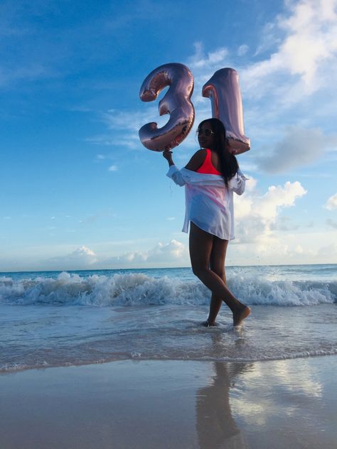 30 Beach Birthday, 40th Birthday Beach Photo Shoot Ideas, Birthday Beach Pictures, Beach Birthday Photoshoot, Debut Photoshoot, Cute Birthday Pictures, Cute Birthday Ideas, Beautiful Photoshoot Ideas, Beach Birthday