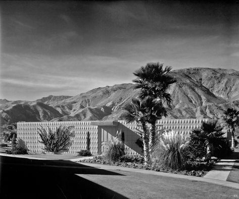 William Krisel: Master of the Midcentury Tract Home. See more at atomic-ranch.com William Krisel, Modernism Architecture, Palm Springs Homes, Homes In California, Commercial And Office Architecture, Palm Springs Style, Modernist Architecture, Sunset Magazine, Palm Spring