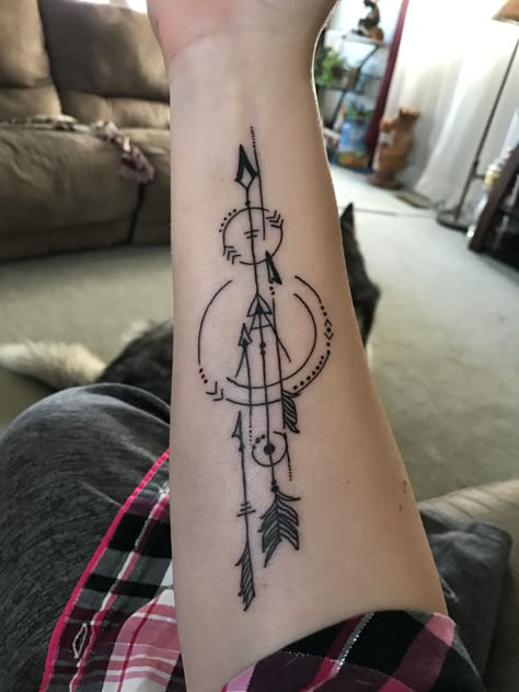 Tatuajes que me quiero hacer Arrow Head Tattoos, Arrows Tattoo, Geometric Arrow Tattoo, Sagittarius Tattoo, Arrow Tattoo Design, Dragon Tattoo For Women, Famous Tattoos, Arrow Tattoos, Head Tattoos