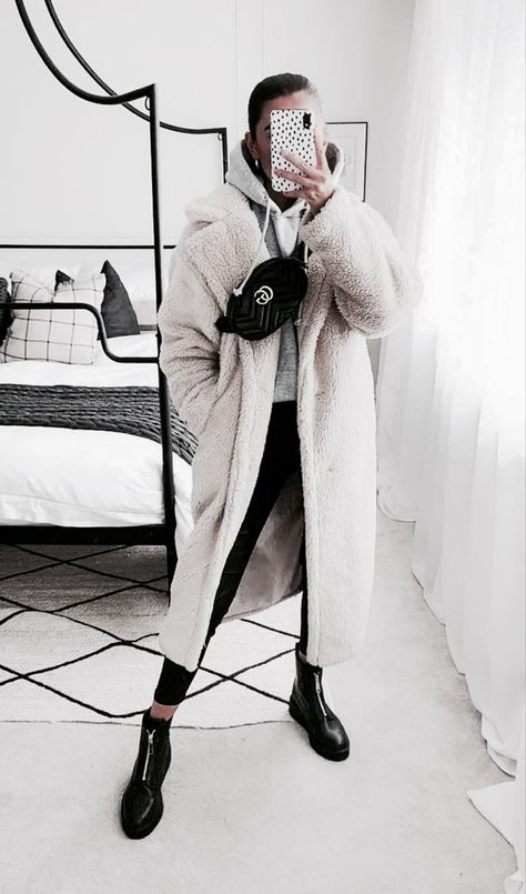 Mantel Outfit, Coat Outfit, White Coat, Coat Outfits, Casual Winter Outfits, Mode Inspiration, Winter Fashion Outfits, Looks Vintage, Fall Outfits Women