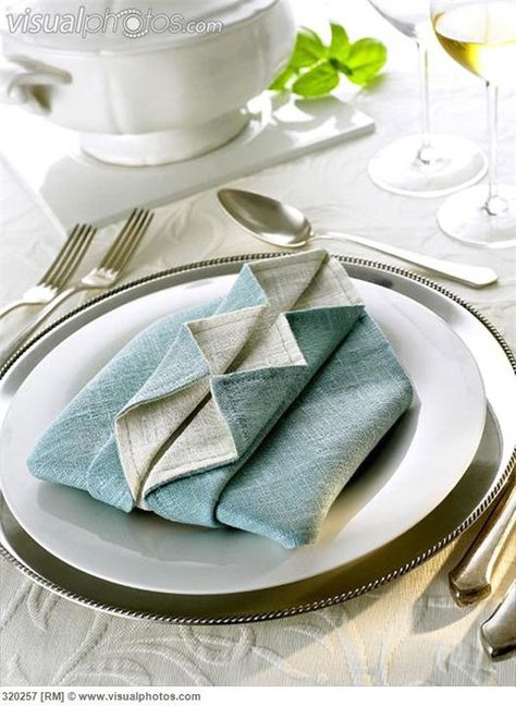 Diy Wedding Napkins, Wedding Napkin Folding, Napkin Origami, Creative Napkin Fold, Diy Napkin Folding, Folded Napkins, Beautiful Napkin Folding, Napkin Folding Tutorial, Fancy Napkin Folding