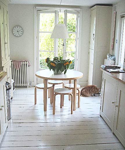 white floors - Google Search Painted Kitchen Floors, White Painted Wood Floors, White Painted Floors, Painted Bathroom Floors, Painted Wooden Floors, Painted Hardwood Floors, White Floorboards, Painted Floorboards, Cottage Flooring