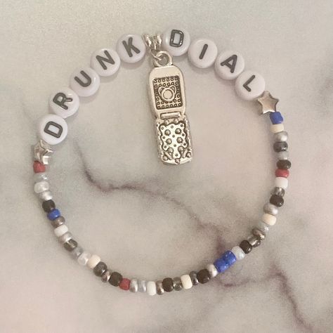 Noah Kahan Bracelet Ideas, Noah Kahan Concert Outfit, Noah Khan, Noah Kahan Concert, Folk Malone, Noah Kahan, Concert Outfit Ideas, Friendship Bracelets With Beads, Concert Looks