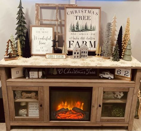 Christmas Decor Ideas Tv Stand, Foyer Christmas Decor, Fireplace Tv Stand Decor, Tv Stand Christmas Decor, Tv Stand Decor Ideas, Christmas Entry, Entry Table Decor, Christmas Decorations Apartment, Tv Stand Decor