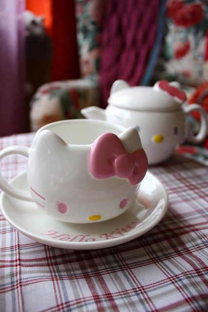 OMG! Hello Kitty tea cups. NO ONE tell our 4 year old daughter these even exist! Our home is drowning in a sea of pink cuteness as it is. Hello Kitty Cup, Images Hello Kitty, Hello Kitty House, Charmmy Kitty, Tea Cups And Saucers, Tanah Liat, Hello Kitty Items, Hello Kitty Collection, Cups And Saucers