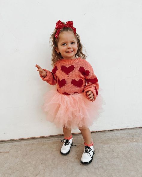 Kenzie Lunt on Instagram: “Payson was made for Valentine’s Day. All the pink, tutus and hearts. She is in her element 💗😍💋🌷🎀” Kenzie Lunt, Toddler Valentine Outfits, Kindergarten Outfit, Baby Valentines Outfit, Girls Valentines Outfit, Fashion Baby Girl Outfits, Toddler Valentines