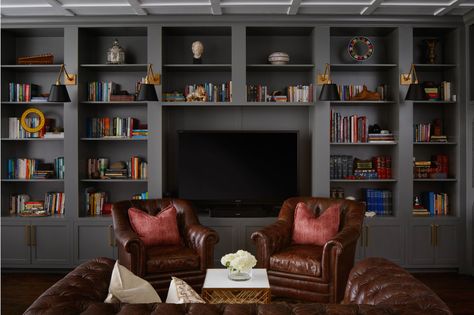 Charcoal Tones. Do not like the chairs. Too much like a stuffy gents club.  - ELLEDecor.com Library Room Design, Grey Wall Color, Home Library Rooms, Living Tv, Sala Tv, Library Room, Muebles Living, Bookshelf Styling, Home Libraries