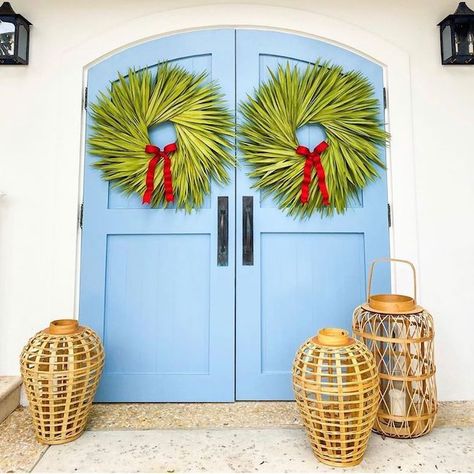 Tropical Chinoiserie, Key West Christmas, Tropical Christmas Decorations, Amanda Lindroth, Caribbean Christmas, Hawaii Christmas, Tropical Wreath, Chinoiserie Christmas, Florida Christmas