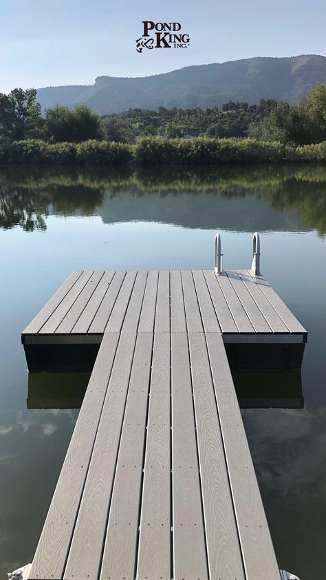 Floating docks are all the rage these days! DIY docks enable you to design a dock that fits your waterfront property and can be slightly more cost-effective. Pre-made docks are for those with limited DIY skills or time constraints. They often come in various sizes, styles, and materials. Read more about the pros and cons of each floating dock type. #DIYDock #FloatingDock Floating Dock Diy, Pond Dock Ideas Decks, Pond Dock, Floating Dock Kits, Floating Dock Plans, Diy Dock, Building A Dock, Floating Docks, Marine Carpet