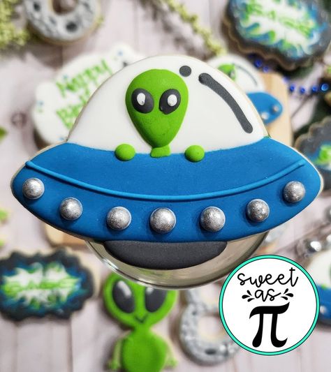 Alien Out of This World Birthday Sugar Cookies Decorated Sugar Cookies - Etsy Alien Cookies Decorated, Alien Birthday Party Decoration, Alien Themed Food, Birthday Sugar Cookies Decorated, Alien Cookies, Space Cookies, Alien Birthday Party, Alien Birthday, Birthday Sugar Cookies