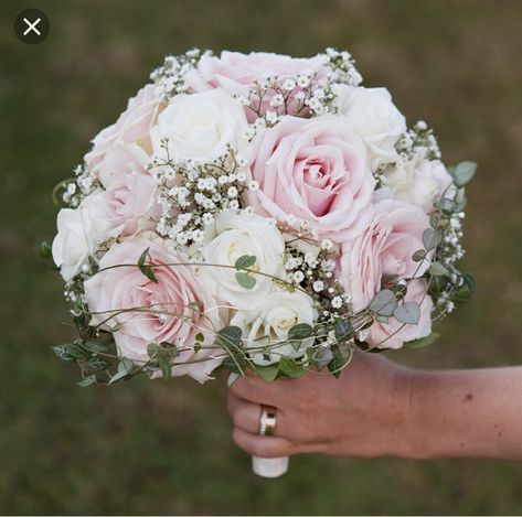 Simple Wedding Bouquets, White Roses Wedding, Rose Flower Pictures, Wedding Bouquets Bride, Estilo Hippy, Bridal Bouquet Flowers, Rose Wedding Bouquet, Wedding Scene, Pink Wedding Flowers