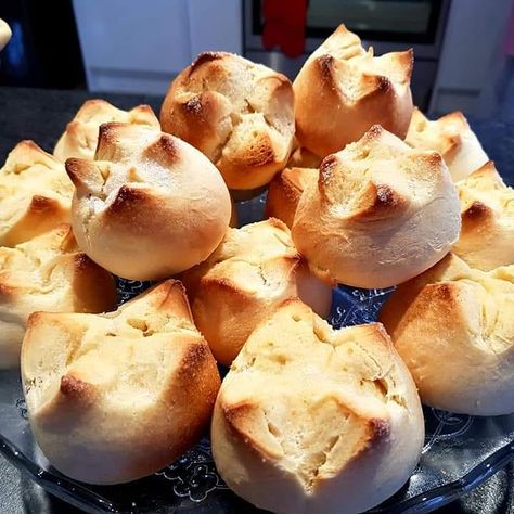 Marianne’s Instagram profile post: “Star Bread or Putok bread with its trademark crack on top, which looks like it has exploded. A sweet bun with sugar sprinkled on top that…” Putok Bread, Filipino Bread, Star Bread Recipes Filipino, Spanish Bread Filipino Recipe, Pinoy Bread, Filipino Cheese Bread, Pinoy Breads Filipino Recipes, Star Bread, Sweet Buns