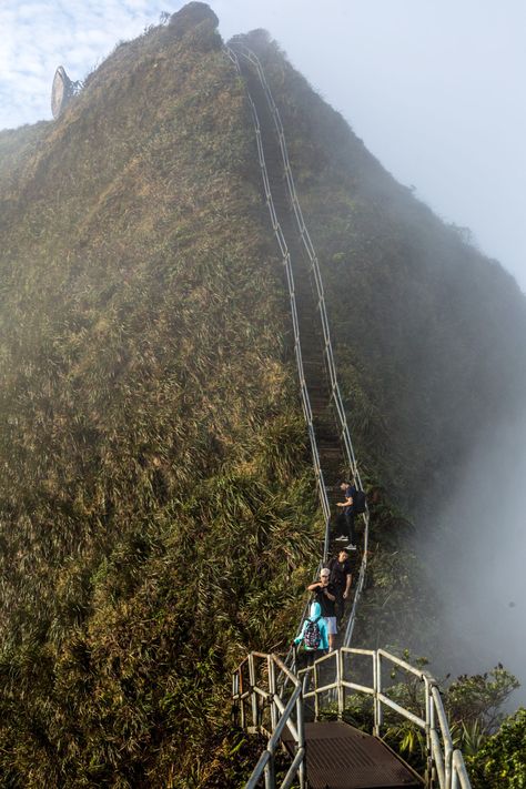 Stairway to Heaven Hawaii - Haiku Stairs Hike - A Global Stroll Stairway To Heaven Hawaii, Staircase To Heaven, Haiku Stairs, Vacay Spots, Oahu Hikes, Stairs To Heaven, Heavenly Places, Visit Hawaii, Hawaii Oahu