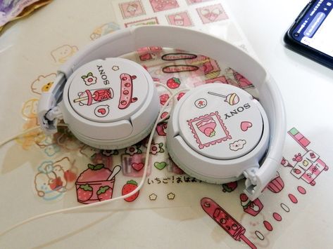 Preppy Headphones, Sony Headphones White, Headphones With Stickers, Headphone Decoration, Cute Headphones, Sony Headphones, Pet Stickers, Cool Tech Gadgets Electronics, Gadgets Electronics