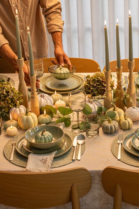 Give thanks with a twist and elevate your Thanksgiving table with the Matcha collection. Its subtle green tones and raw materials add an unexpected freshness to the traditional feast, blending effortlessly with autumnal accents. Green Thanksgiving Tablescape, Martha Stewart Thanksgiving, Gold Table Setting, The Matcha, Thanksgiving Tablescape, Green Plates, Thanksgiving Table Settings, Thanksgiving Tablescapes, Table Runner And Placemats