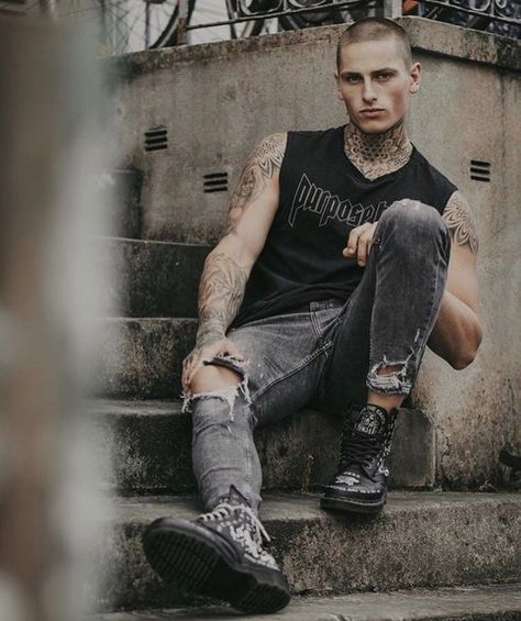 Fabien Tietjen Tattoo, Clothes Men Aesthetic, Rocker Outfit Men, Punk Clothes Men, Rock Outfits Men, Rockstar Outfit Men, Punk Poses, Punk Photoshoot, Tattooed Guys