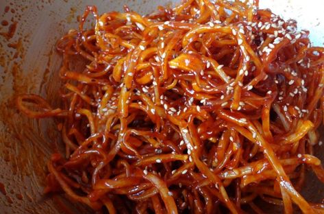 ojingeochaemuchim-mixing Korean Spicy Dried Squid, Muchim Recipe, Kitchenaid Stand Mixer Recipes, Maangchi Recipes, Dried Squid, Braised Tofu, Squid Recipes, Korean Side Dishes, Popular Side Dishes