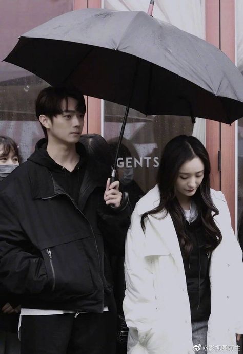 (2) Xu Kai 许凯 on Twitter: "The umbrella leans more towards Yang Mi, hehe 💘 #XuKai https://t.co/sa1nPmCcsZ" / Twitter She And Her Perfect Husband, Perfect Husband, Xu Kai, Brooklyn Baby, Me Tv, Chinese Drama, Drama Movies, Family Life, Kdrama