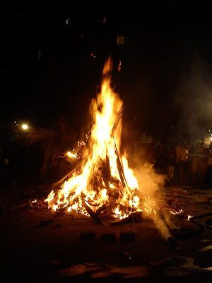 A Bonfire during the Holika Dahan ritual during the Holi festival in India Holi Dahan, Holika Dahan, Iron Man Hd Wallpaper, Holi Festival Of Colours, Holi Photo, Holi Images, Holi Colors, Holi Special, Festivals Of India