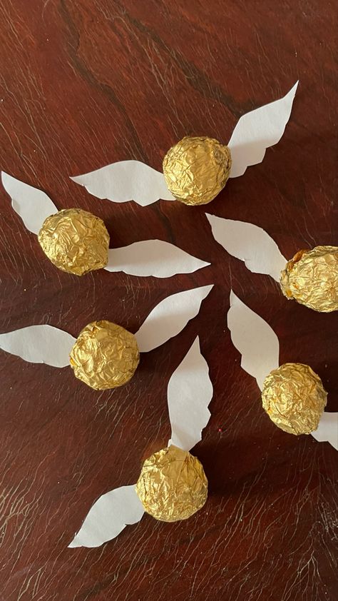 Chocolate Hazelnut golden snitches Harry Potter Motto Party, Harry Potter Weihnachten, Harry Potter Christmas Decorations, Diy Kids Party, Cumpleaños Harry Potter, Harry Potter Bday, Idee Babyshower, Harry Potter Theme Party, Harry Potter Food