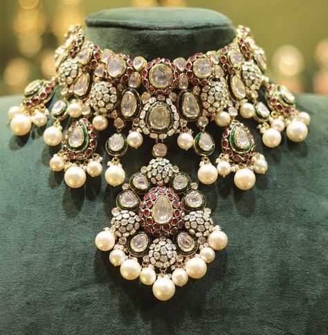 Polki Jewellery Sabyasachi, Rental Jewellery, Bridal Jewellery Inspiration, Indian Wedding Jewelry Sets, Bridal Necklace Designs, Choker Necklace Designs, Indian Bridal Jewelry Sets, Bridal Jewelry Vintage, Fancy Jewelry Necklace