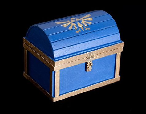 Zelda Tri-Force Treasure Chest (Mini) Zelda Treasure Chest, Zelda Cake, Zelda Party, Chests Diy, Zelda Wedding, Custom Wine Rack, Zelda Birthday, Gaming Merchandise, A Gentleman