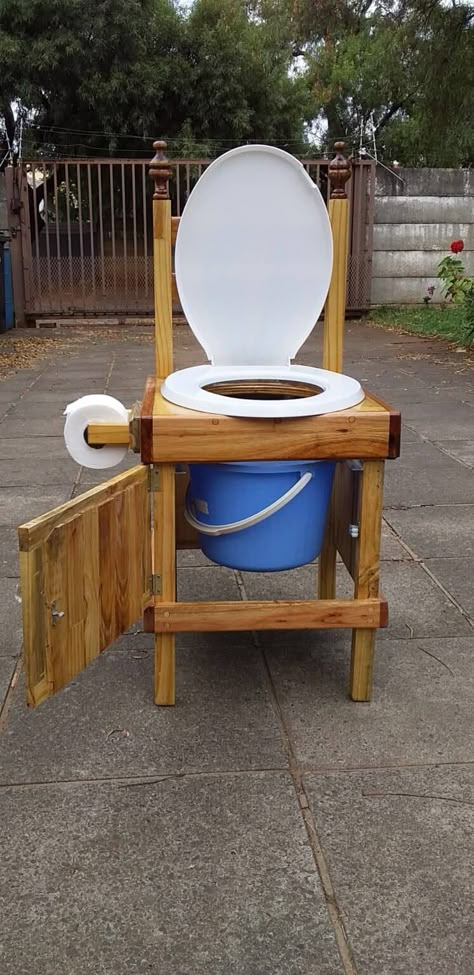 Pallet Outdoor Shower Diy, Outside Toilet, Repurposed Pallet Wood, Wooden Toilet, Pallet Home Decor, Outdoor Bathroom Design, Pallet Chair, Outdoor Toilet, Pallet Bench