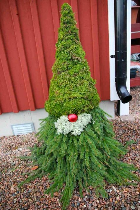 Evergreen Gnomes, Julkransar Diy, Diy Christmas Yard Decorations, Snow Travel, Jul Diy, Cold Christmas, Cheap Christmas Diy, Christmas Landscape, Christmas Yard Decorations