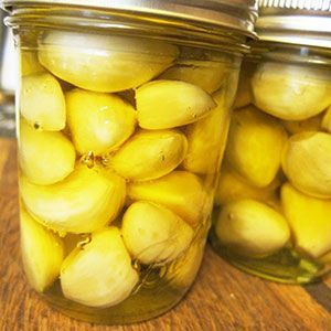 Preserving Garlic, Wellness Hacks, Garlic Storage, How To Store Garlic, Pickled Garlic, Raw Garlic, Garlic Oil, Garlic Bulb, Garlic Recipes