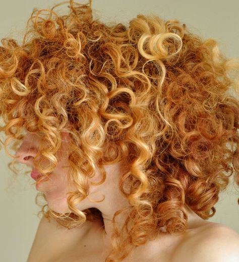 35+ Gorgeous Strawberry Blonde Hairstyles | momooze.com Strawberry Hair Color, Curly Natural Curls, Curly Red Hair, Strawberry Blonde Highlights, Strawberry Blonde Hair Color, Strawberry Hair, Red Curly Hair, Ombre Hair Blonde, Red To Blonde