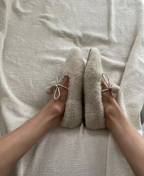 Cozy Lounge Outfits, Luxury Loungewear, Shearling Slippers, Loungewear Luxury, Fuzzy Slippers, Linen Bag, Street Style Inspiration, Winter Aesthetic, Monogrammed Items