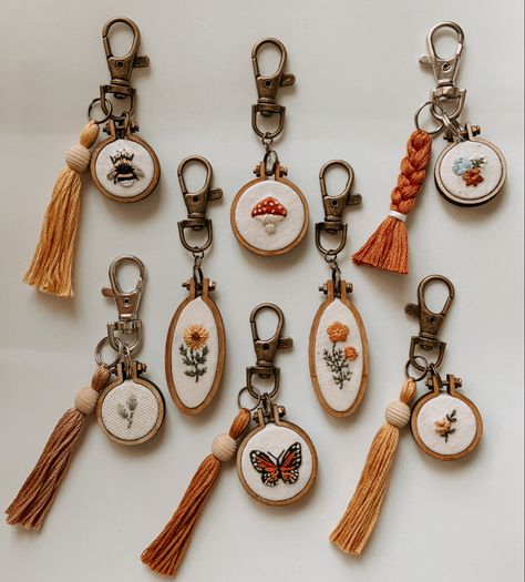 Embroidery Items To Sell, Embroidery Keychain Ideas, Embroidery Keychain, Keyring Embroidery, Embroidery Thread Keychain Pattern, Hand Embroidered Keychain, Mini Embroidery Hoop Keychain, Embroidery Ornaments, Mini Sunflowers