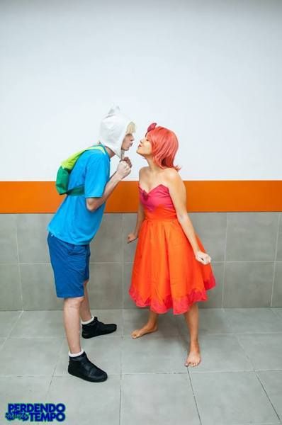 Flame Princess and Finn Finn The Human: @cosgabe Flame Princess: @meikacosplayer  Photo: @perdendotempoanimes Flame Princess Costume, Flame Princess And Finn, Finn Costume, Flame Princess, Marshall Lee, Adventure Time Finn, Finn The Human, Princess Bubblegum, Princess Costume