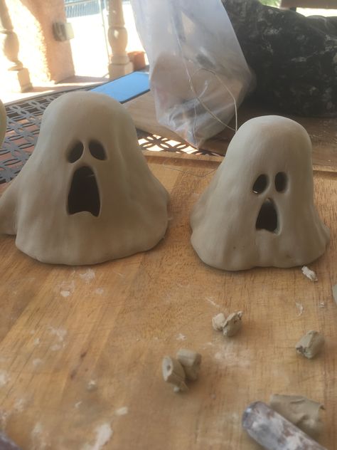 Ceramics Diy, Clay Pinch Pots, Ghost Candle, Ceramic Ghost, Candle Decorations, Ceramic Pinch Pots, Ceramic Art Sculpture, Halloween Clay, Pinch Pot