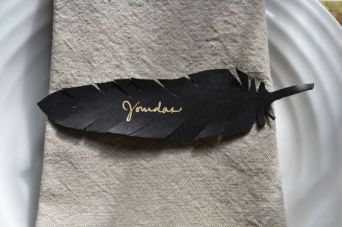 Placecards Wedding, Paper Feathers, Wedding 2015, Black Feathers, Table Number, Black Paper, Place Card, Brown Paper, Party Inspiration