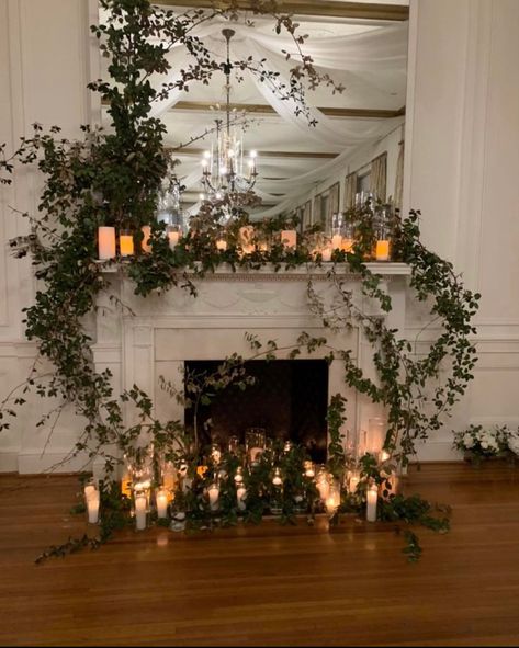 Candle Wedding Backdrop, Candle Fireplace Ideas, Fireplace Decor Wedding, Flower Fireplace, Mantel Flowers, Wedding Flowers Candles, Advent Decor, Plaza Christmas, Wedding Fireplace