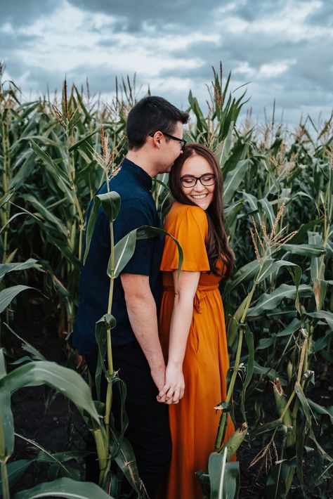 Shooting Photo Couple, Field Engagement Photos, Field Photoshoot, Corn Field, Pumpkin Pictures, Field Wedding, Engagement Shots, Engagement Session Outfits, Photoshoot Concept